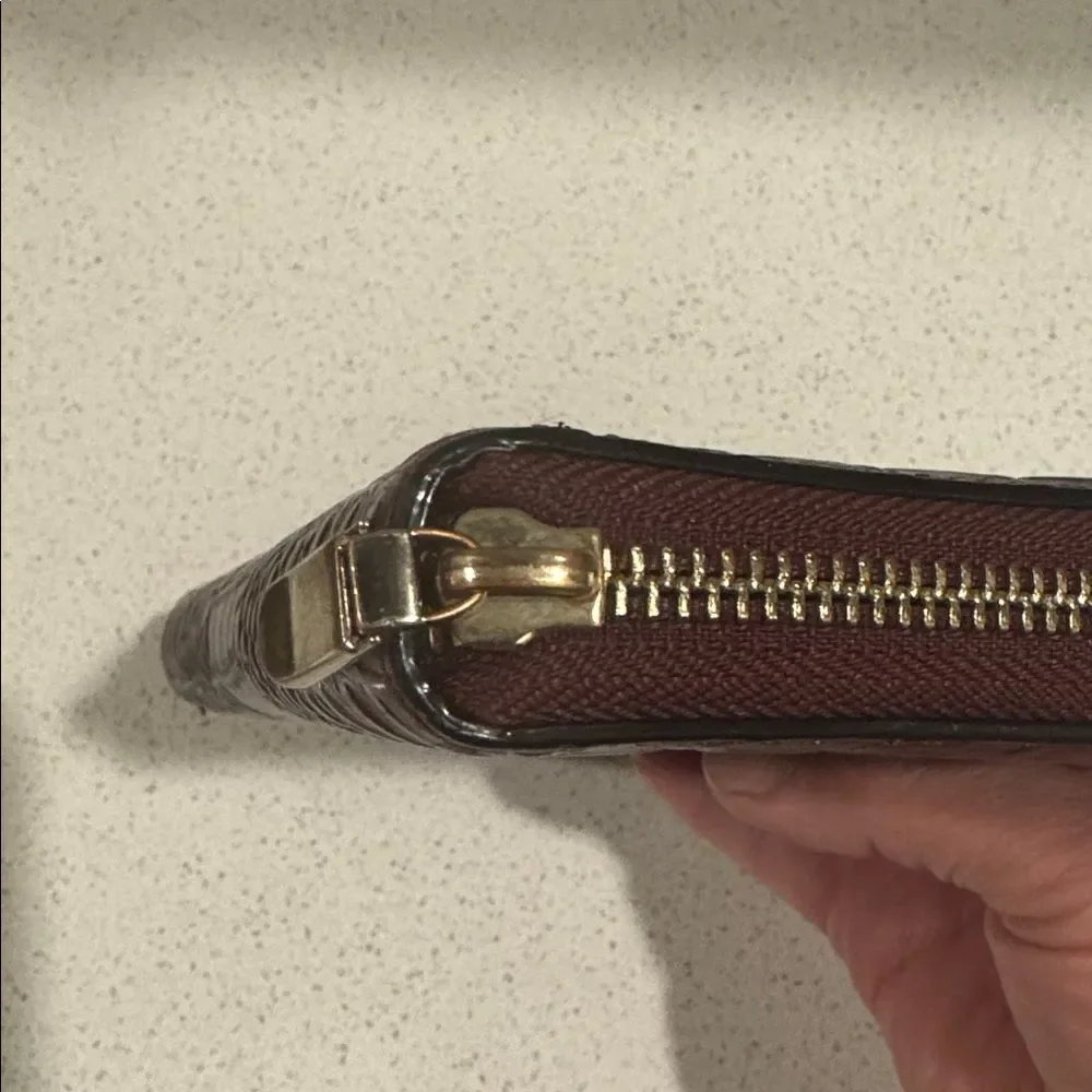 ANTONIO MELANI Gorgeous Burgundy Leather Croc Embossed Gold Lined Wallet Chic